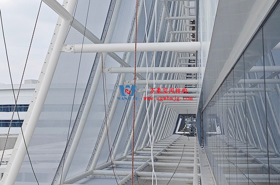 聚焦工程高質(zhì)量建設(shè)，這個(gè)網(wǎng)格織物幕墻正在施工安裝中