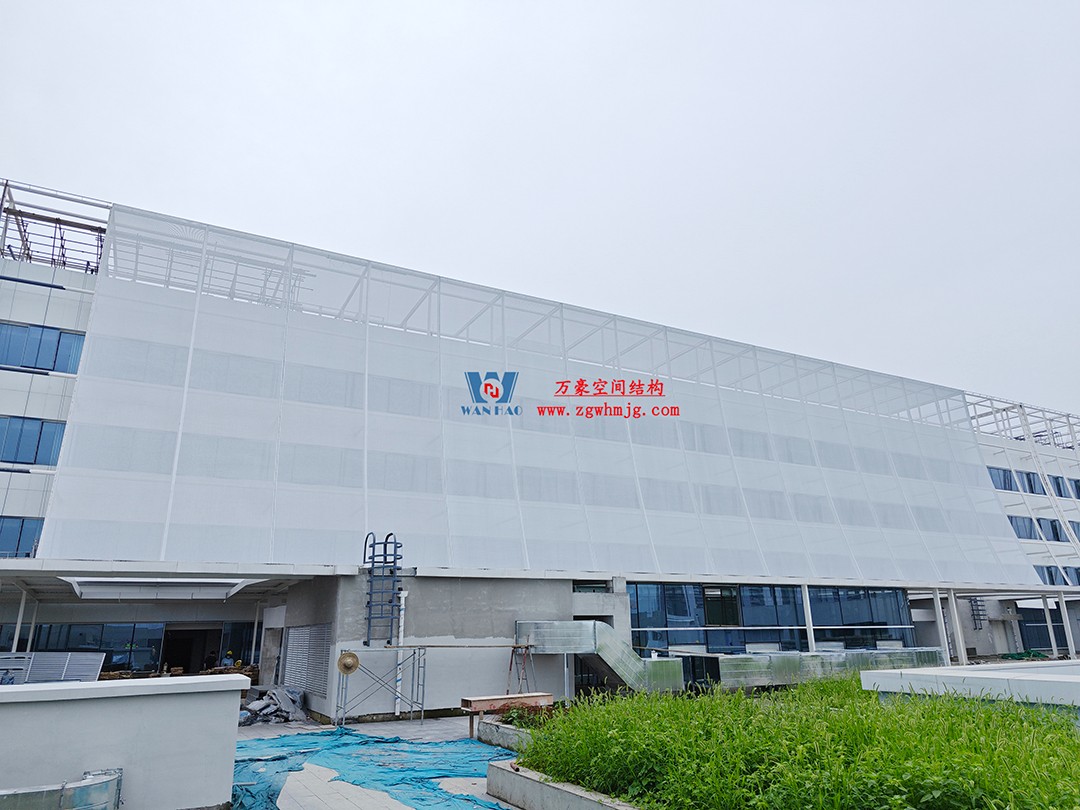 聚焦工程高質(zhì)量建設(shè)，這個(gè)網(wǎng)格織物幕墻正在施工安裝中